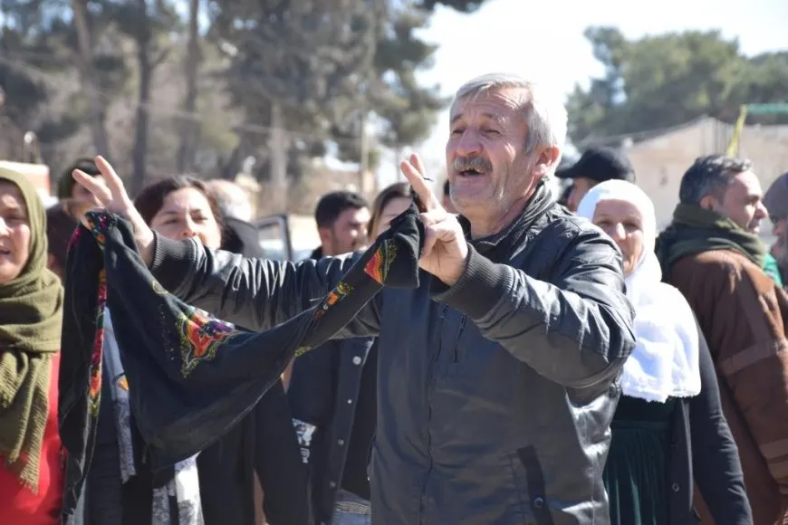 People of Euphrates Canton head to Tishrin Dam fervently