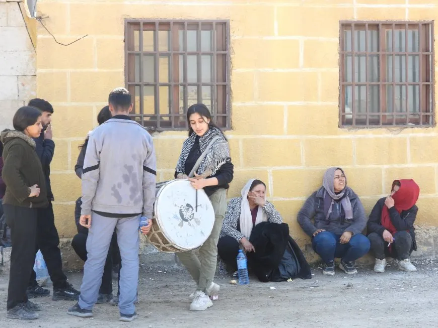 Residents of Raqqa, Deir ez-Zor, and Tabqa head to Tishrin Dam to protest against attacks