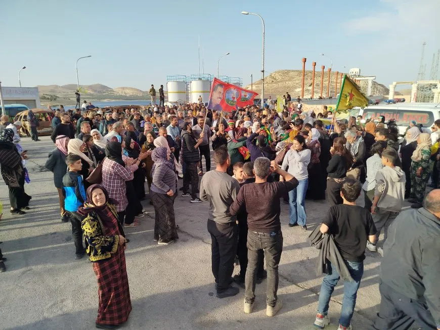 Residents of 4 cities in Jazira Canton arrive at Tishrin Dam