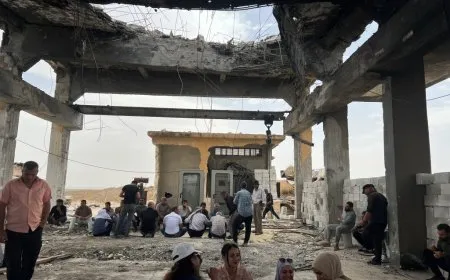 Kobani residents protect water station with their bodies