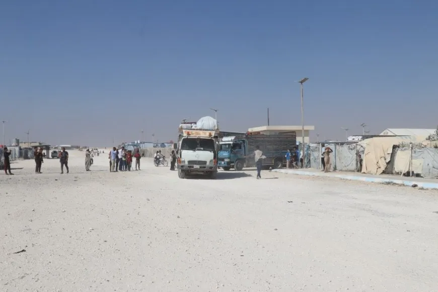 First group of displaced people departs Al-Mahmoudli Camp for Deir ez-Zor