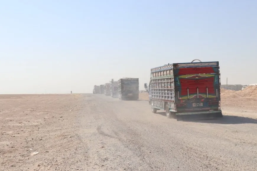 First group of displaced people departs Al-Mahmoudli Camp for Deir ez-Zor