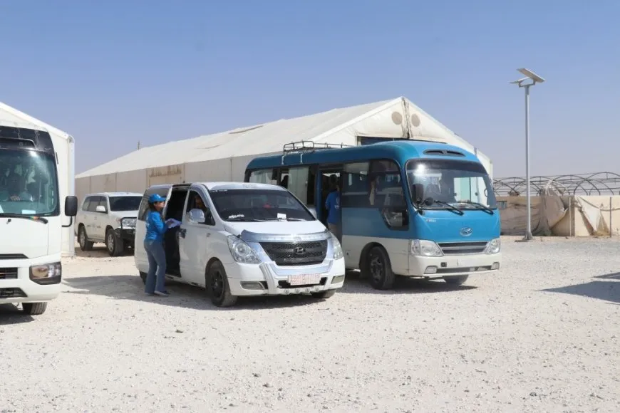 First group of displaced people departs Al-Mahmoudli Camp for Deir ez-Zor