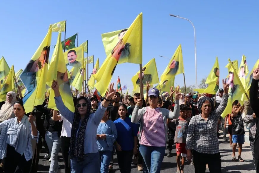 Massive crowds in Tabqa call for Ocalan's physical freedom