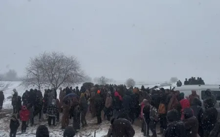 Residents of Kobani gather at border gate with N. Kurdistan