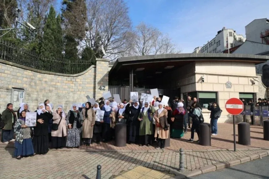 Mothers of Peace protest in front of British Embassy in Turkey