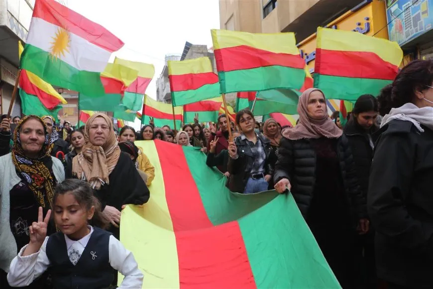 Thousands of voices in Amuda, Ad-Darbasiyah chant in support of" Rojava Resistance"