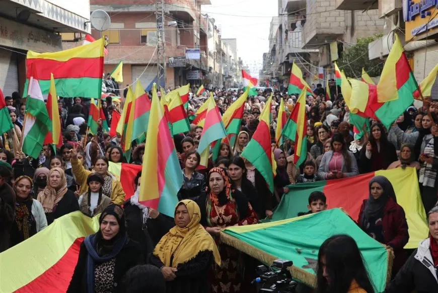 Thousands of voices in Amuda, Ad-Darbasiyah chant in support of" Rojava Resistance"