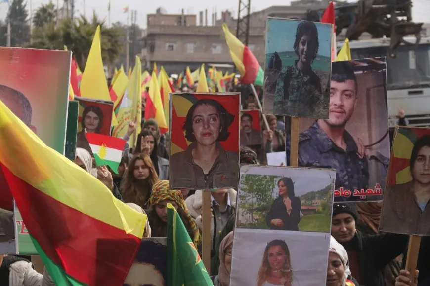 Thousands of voices in Amuda, Ad-Darbasiyah chant in support of" Rojava Resistance"