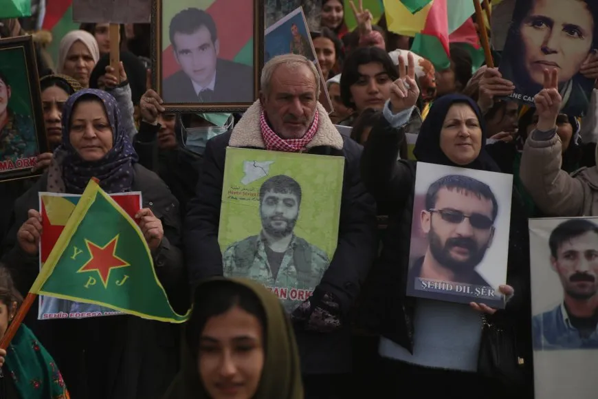 Thousands of voices in Amuda, Ad-Darbasiyah chant in support of" Rojava Resistance"