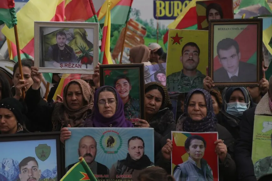 Thousands of voices in Amuda, Ad-Darbasiyah chant in support of" Rojava Resistance"