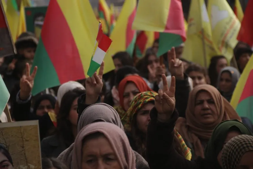 Thousands of voices in Amuda, Ad-Darbasiyah chant in support of" Rojava Resistance"