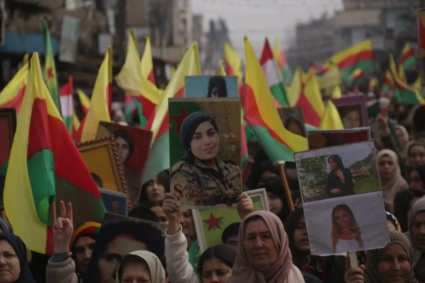 Thousands of voices in Amuda, Ad-Darbasiyah chant in support of" Rojava Resistance"
