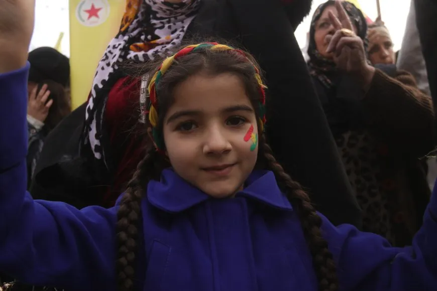 Thousands of voices in Amuda, Ad-Darbasiyah chant in support of" Rojava Resistance"