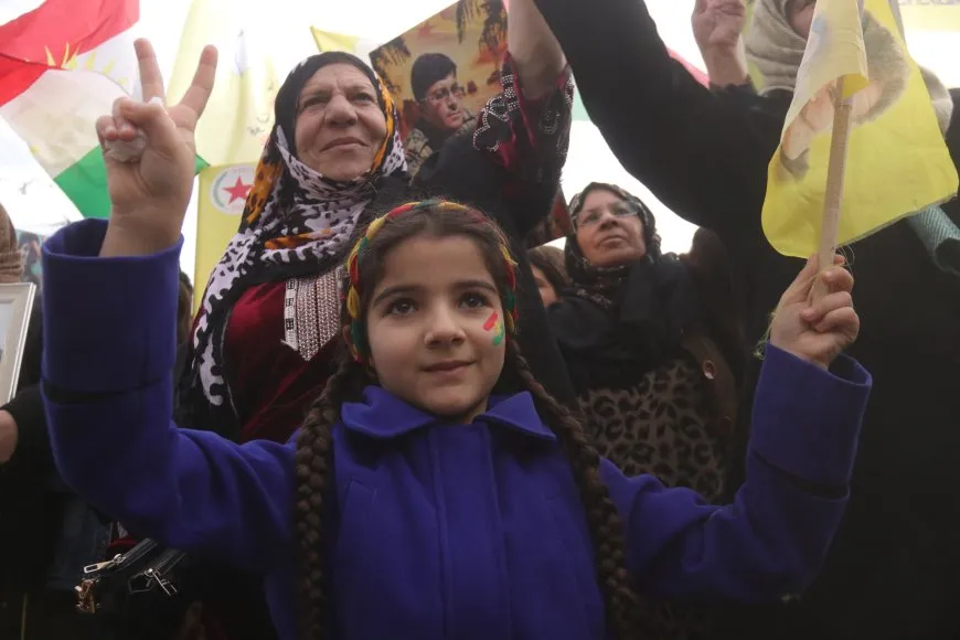 Thousands of voices in Amuda, Ad-Darbasiyah chant in support of" Rojava Resistance"