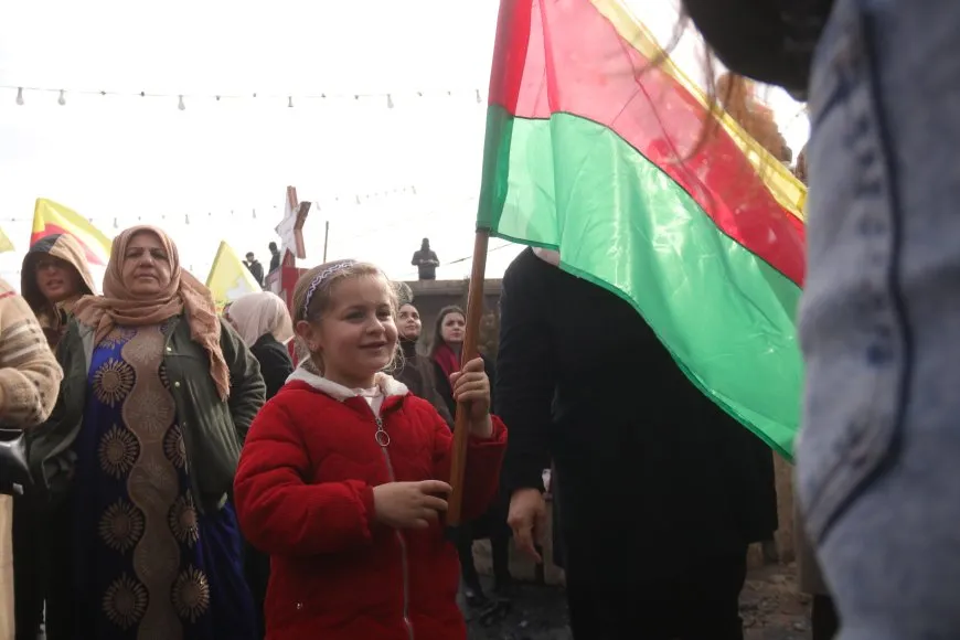 Thousands of voices in Amuda, Ad-Darbasiyah chant in support of" Rojava Resistance"