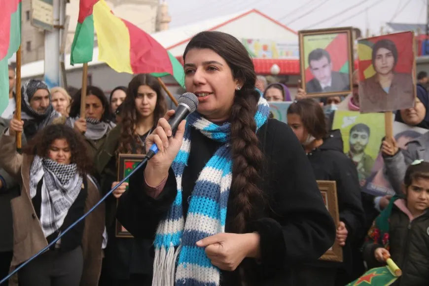 Thousands of voices in Amuda, Ad-Darbasiyah chant in support of" Rojava Resistance"
