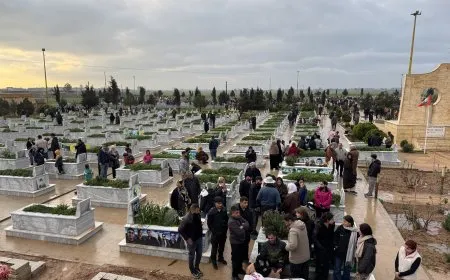 Rojava people celebrate Eid al-Fitr by visiting martyrs' shrines 
