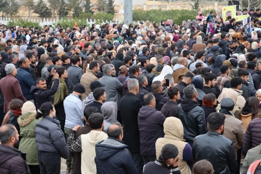 Tens of thousands in Kobani attend funeral of 10 martyrs 