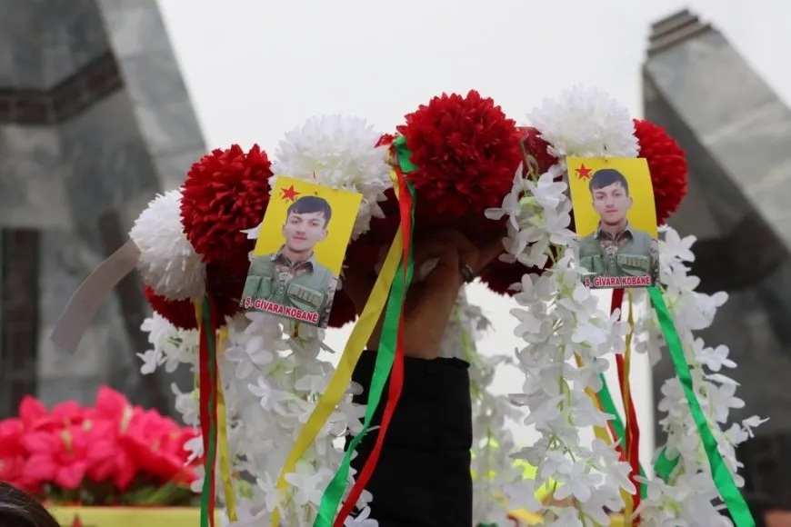 Tens of thousands in Kobani attend funeral of 10 martyrs 