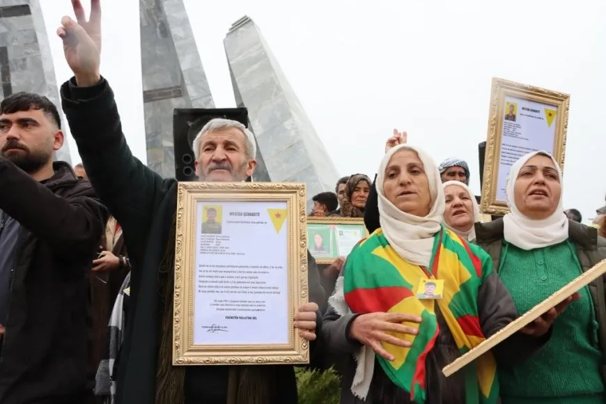 Tens of thousands in Kobani attend funeral of 10 martyrs 