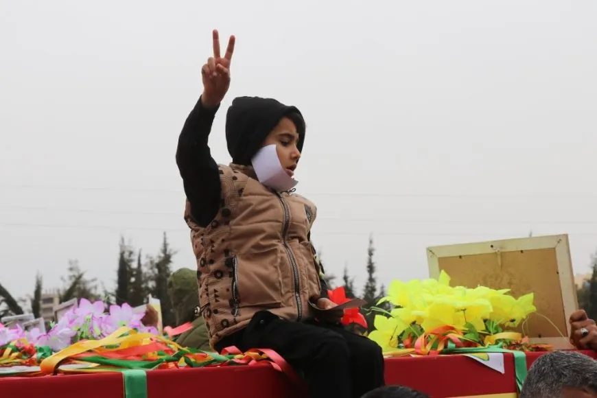 Tens of thousands in Kobani attend funeral of 10 martyrs 
