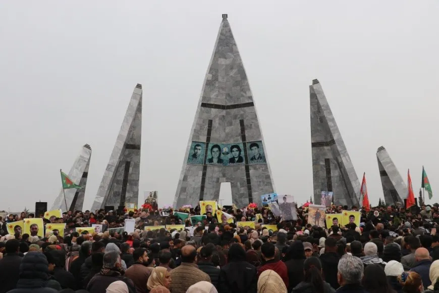 Tens of thousands in Kobani attend funeral of 10 martyrs 