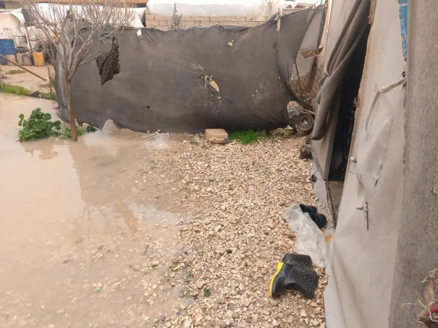 Rainfall floods tents of displaced people from Serê Kaniyê in Hasaka