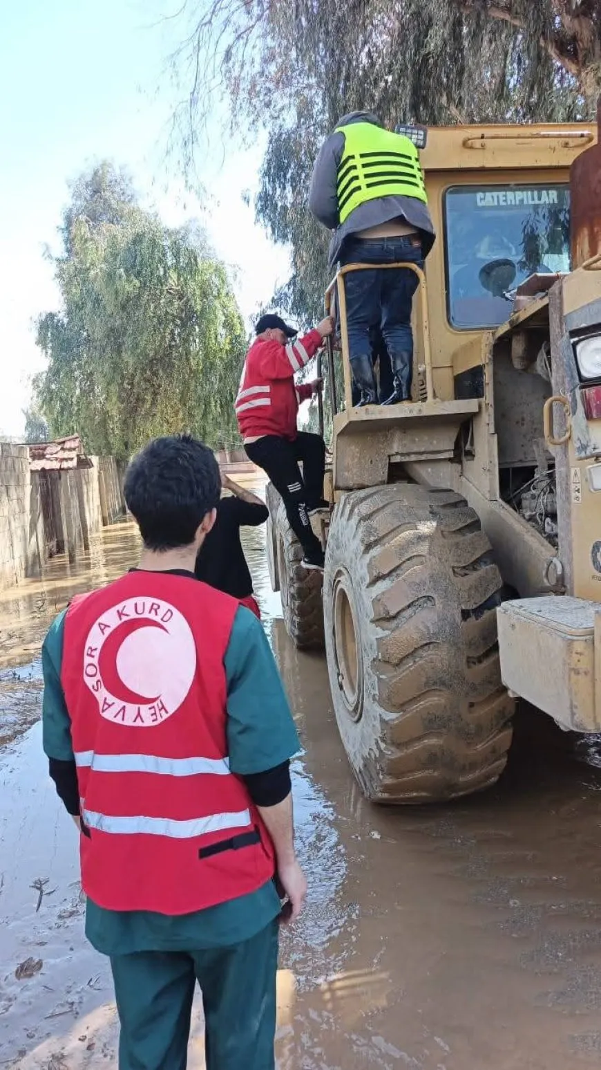 Kurdish Red Crescent continues providing aid to flood affected residents