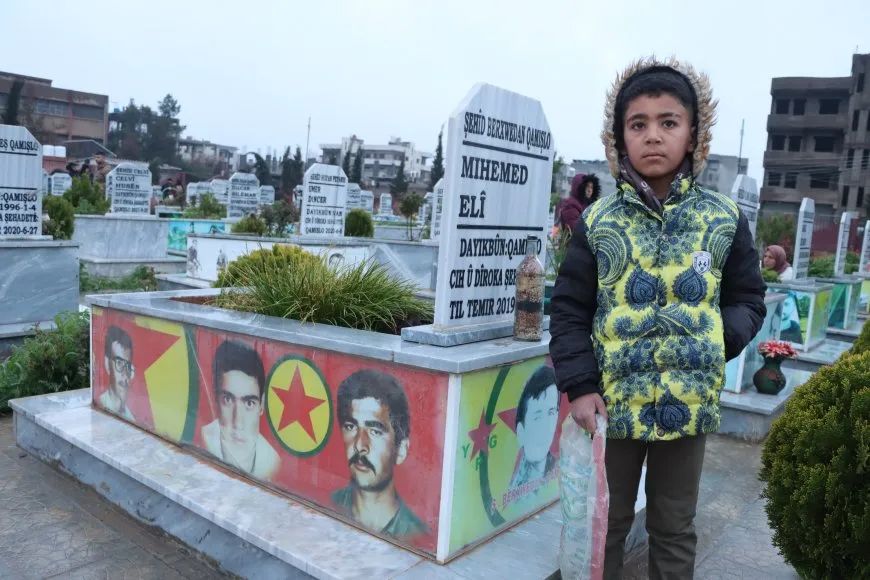 Rojava people celebrate Eid al-Fitr by visiting martyrs' shrines 