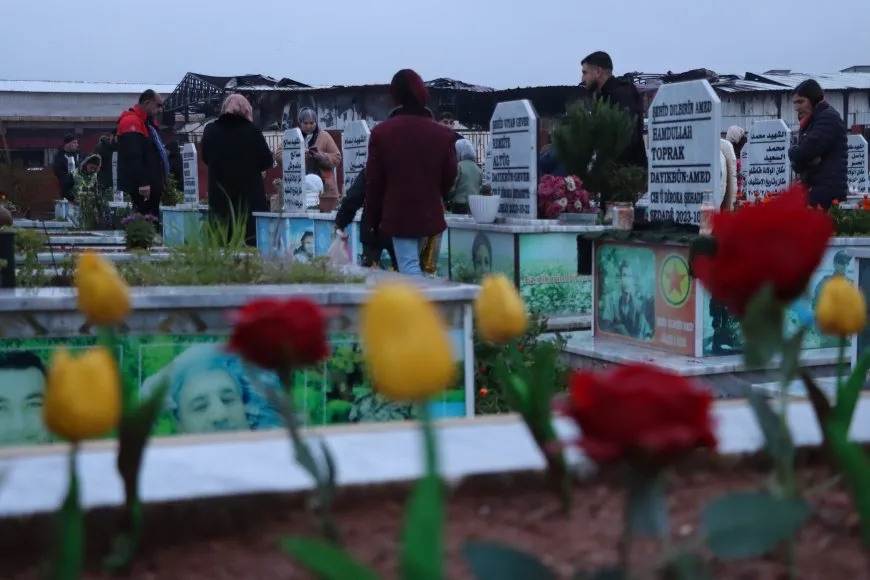 Rojava people celebrate Eid al-Fitr by visiting martyrs' shrines 
