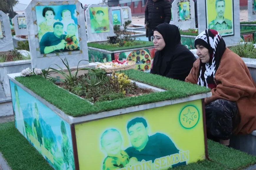 Rojava people celebrate Eid al-Fitr by visiting martyrs' shrines 