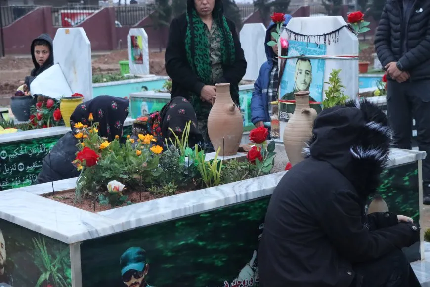 Rojava people celebrate Eid al-Fitr by visiting martyrs' shrines 