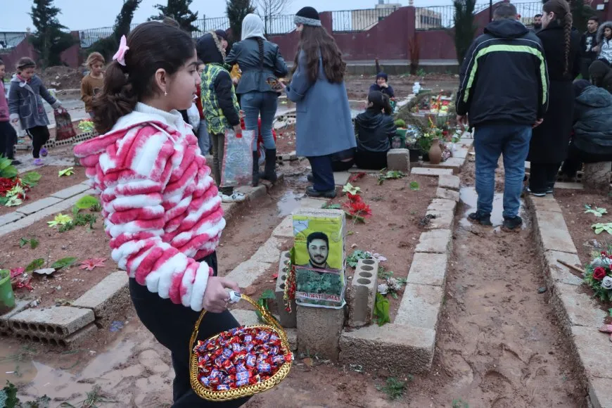 Rojava people celebrate Eid al-Fitr by visiting martyrs' shrines 