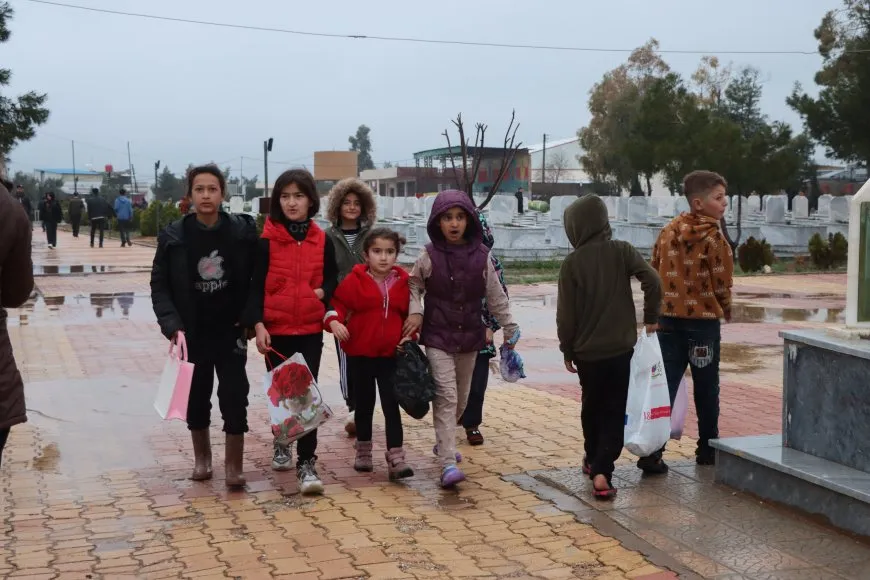 Rojava people celebrate Eid al-Fitr by visiting martyrs' shrines 