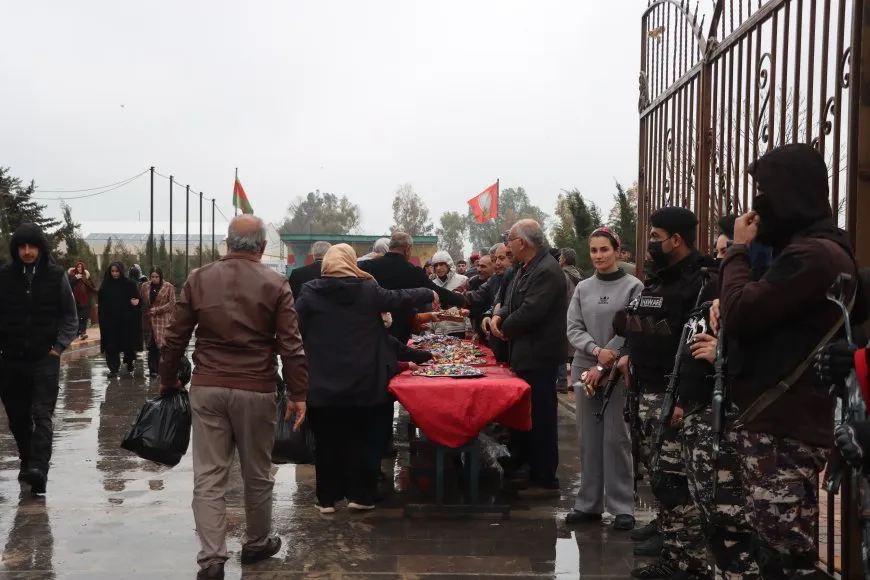 Rojava people celebrate Eid al-Fitr by visiting martyrs' shrines 