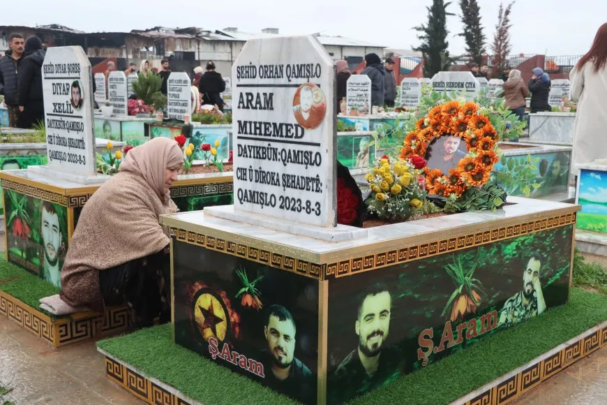 Rojava people celebrate Eid al-Fitr by visiting martyrs' shrines 