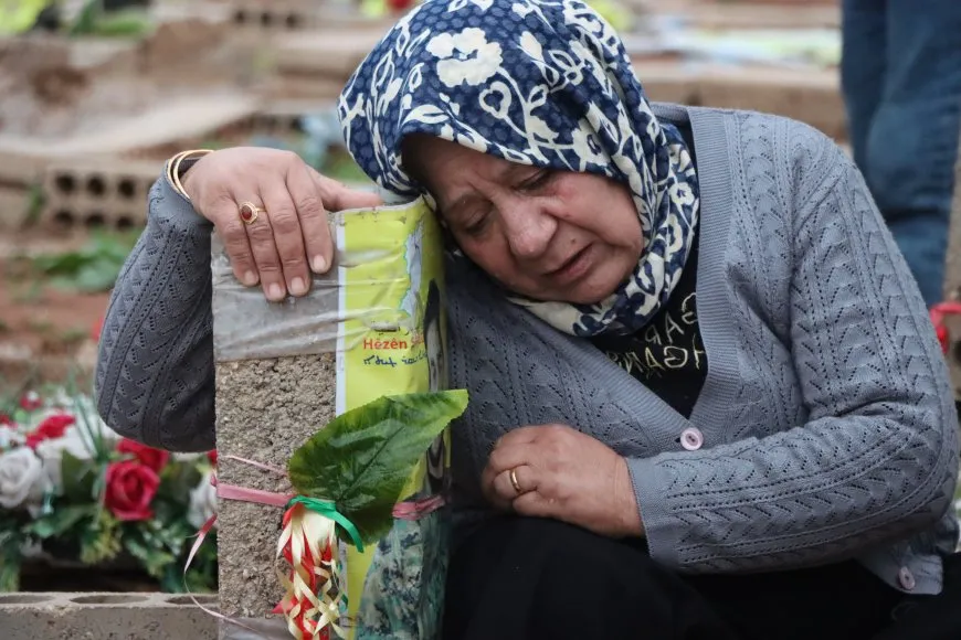 Rojava people celebrate Eid al-Fitr by visiting martyrs' shrines 