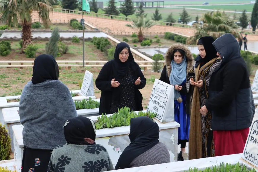 Rojava people celebrate Eid al-Fitr by visiting martyrs' shrines 
