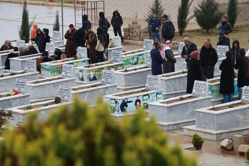 Rojava people celebrate Eid al-Fitr by visiting martyrs' shrines 