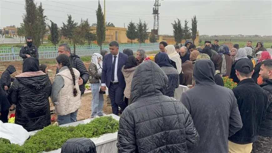 Rojava people celebrate Eid al-Fitr by visiting martyrs' shrines 
