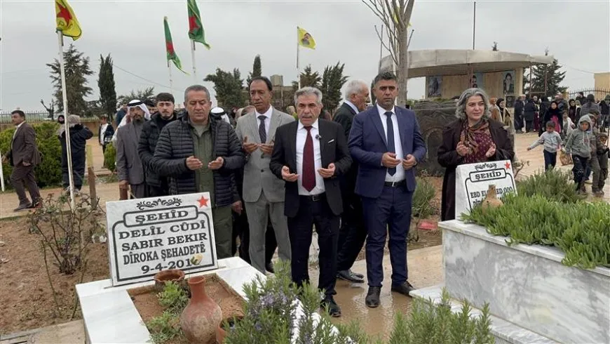 Rojava people celebrate Eid al-Fitr by visiting martyrs' shrines 
