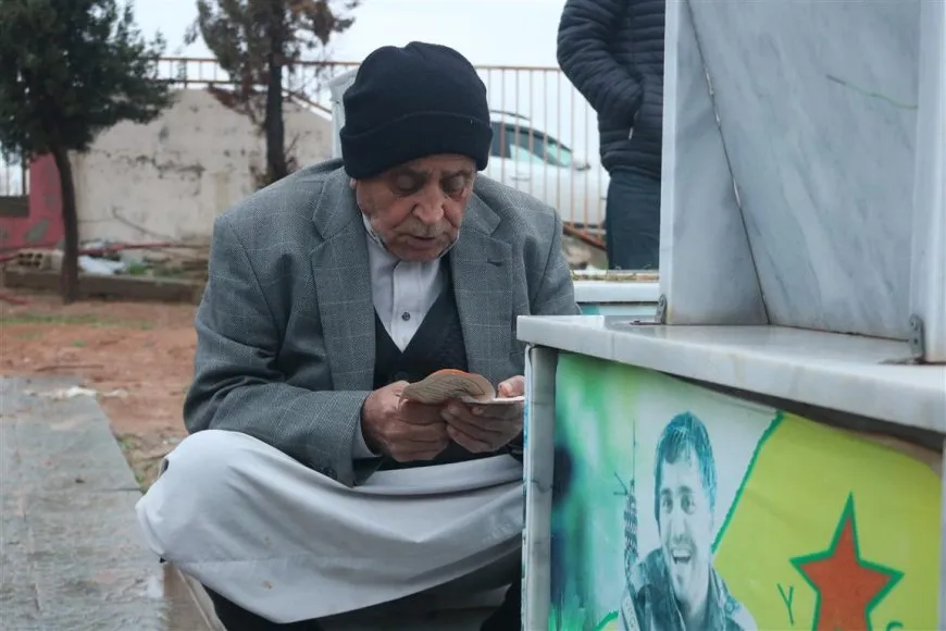 Rojava people celebrate Eid al-Fitr by visiting martyrs' shrines 