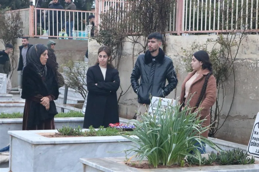 Rojava people celebrate Eid al-Fitr by visiting martyrs' shrines 