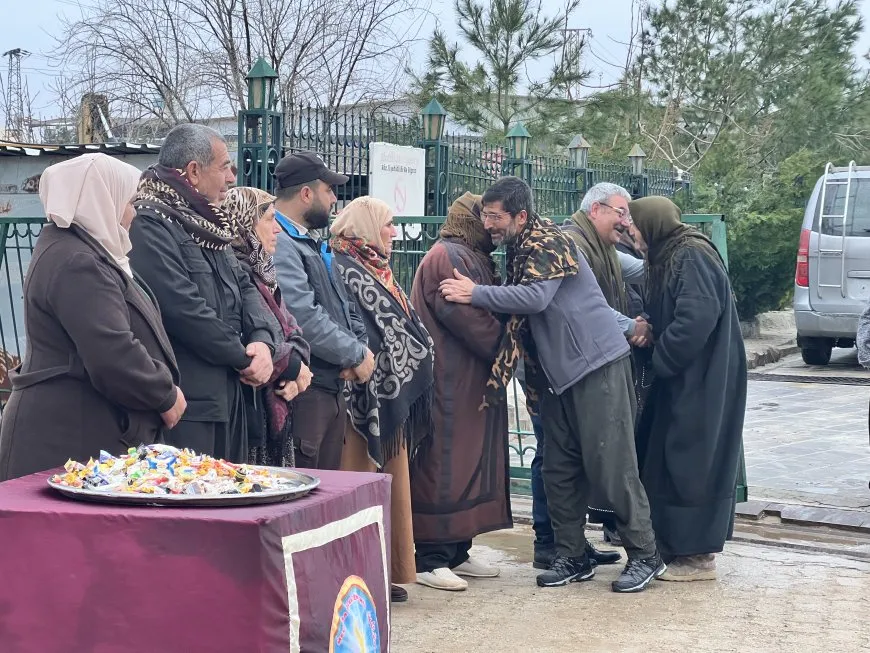 Rojava people celebrate Eid al-Fitr by visiting martyrs' shrines 