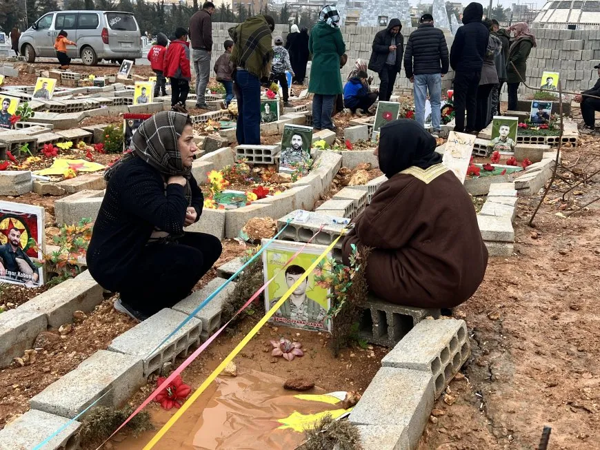 Rojava people celebrate Eid al-Fitr by visiting martyrs' shrines 