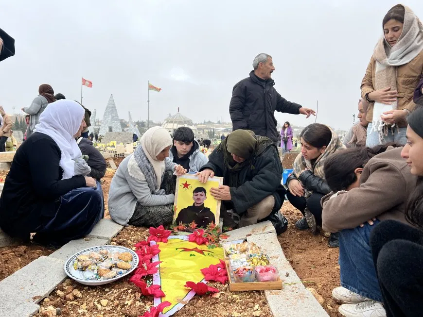Rojava people celebrate Eid al-Fitr by visiting martyrs' shrines 
