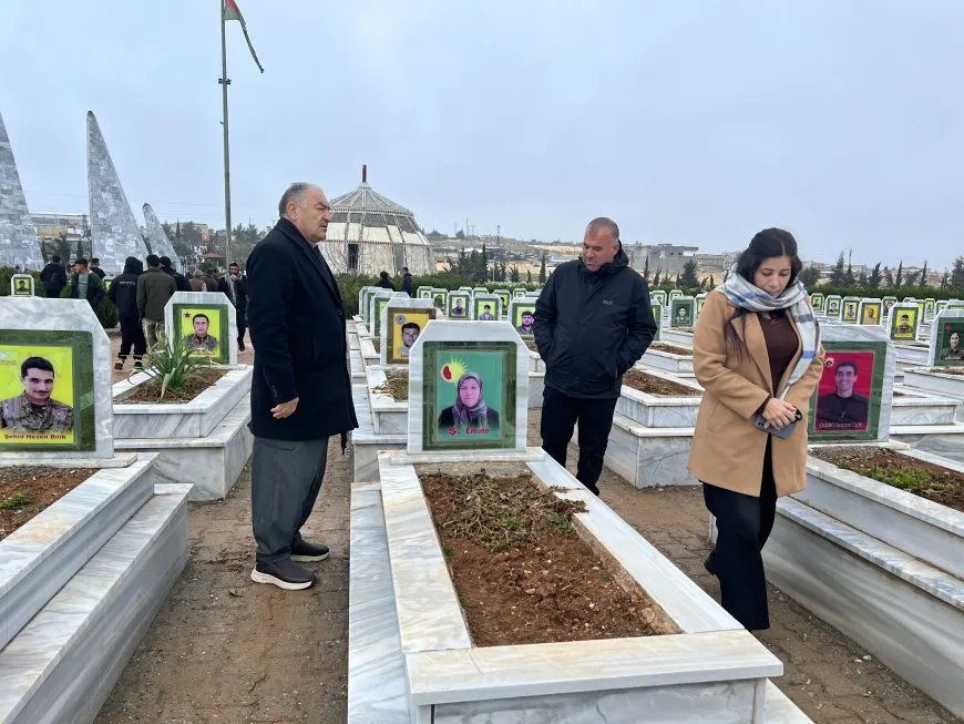Rojava people celebrate Eid al-Fitr by visiting martyrs' shrines 