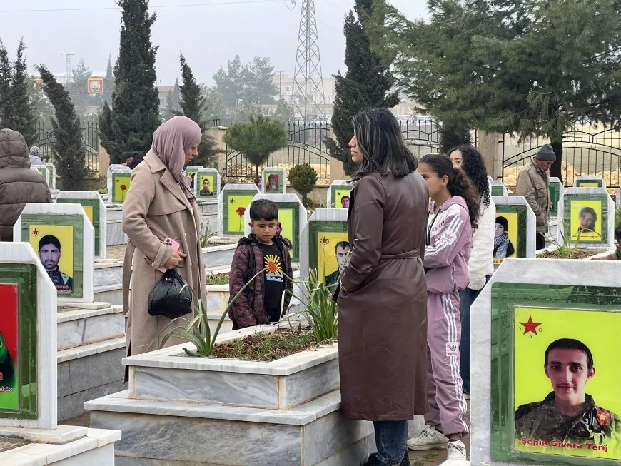 Rojava people celebrate Eid al-Fitr by visiting martyrs' shrines 