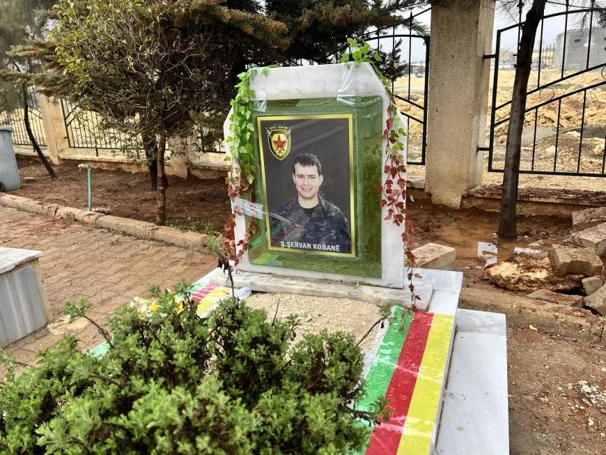 Rojava people celebrate Eid al-Fitr by visiting martyrs' shrines 